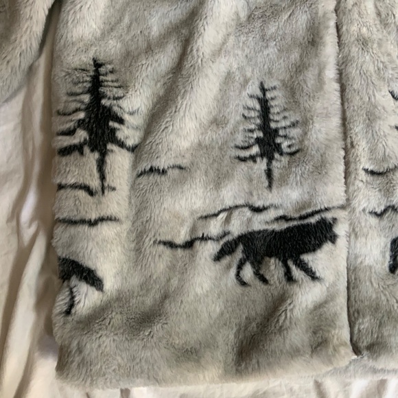 Vintage Northern Lifestyles Faux Fur Jacket in Large with Wolf and Tree Pattern - Picture 3 of 10